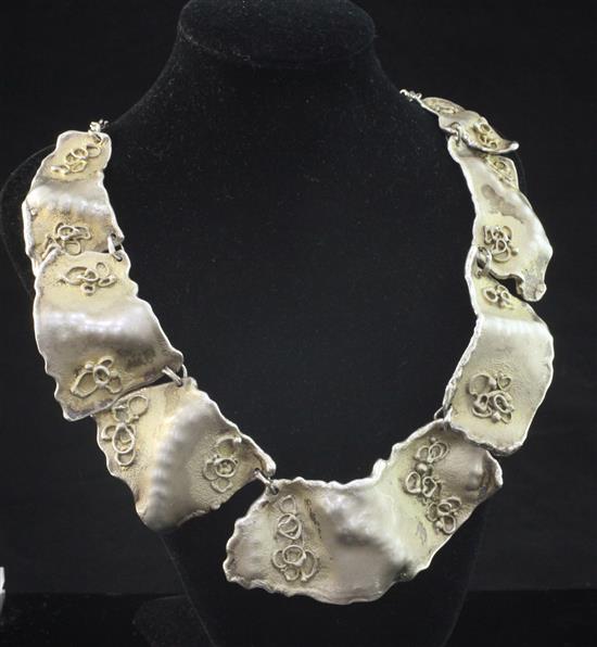 A 1980s? stylish silver gilt necklace, 3.5 oz.